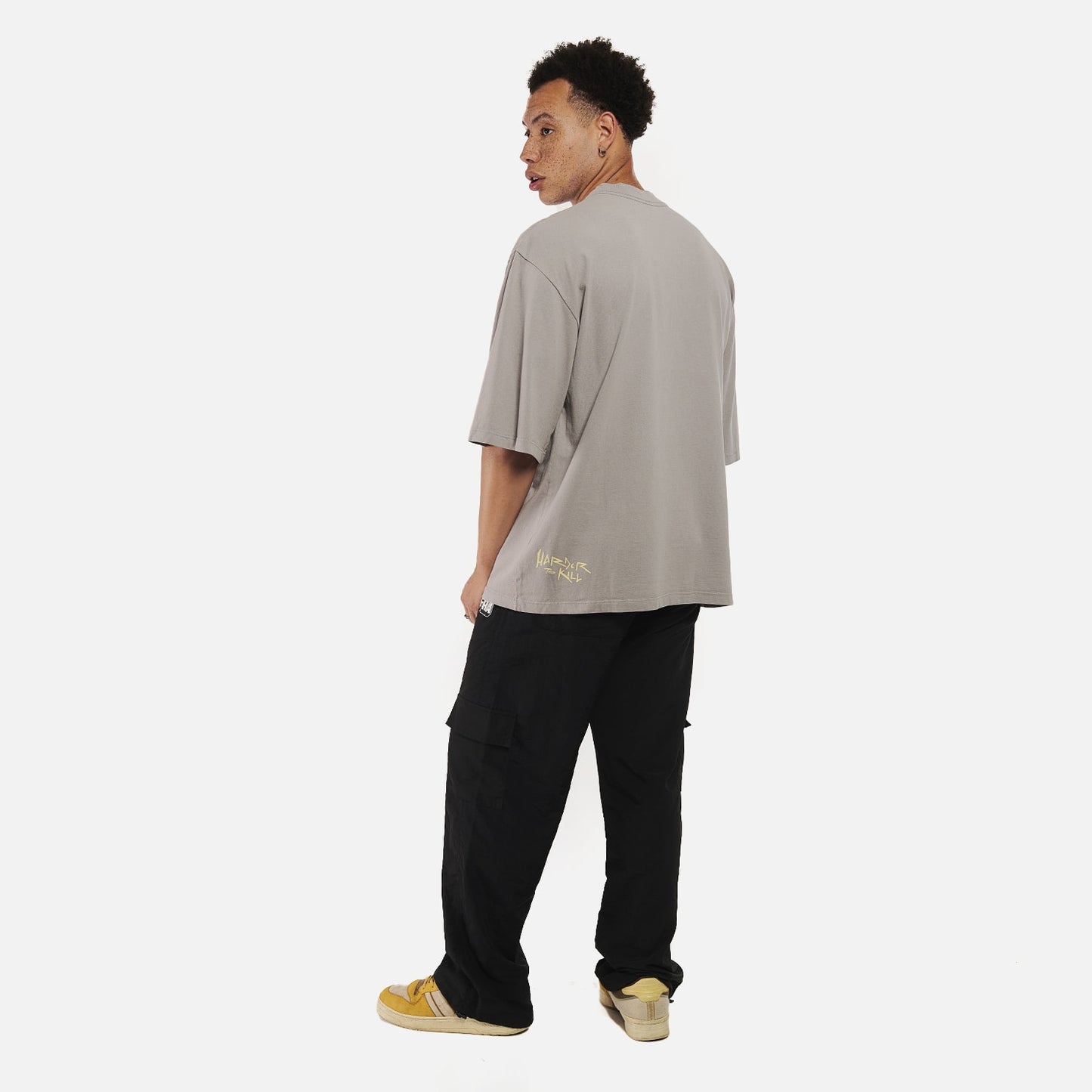 Camiseta Oversized Furia Harder To Kill Cinza