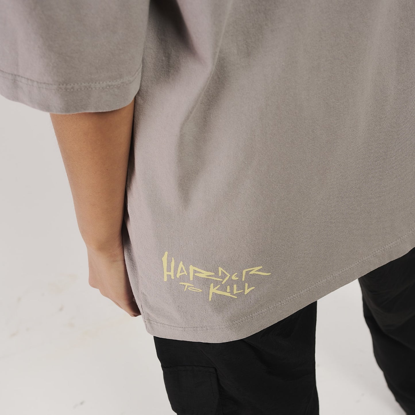 Camiseta Oversized Furia Harder To Kill Cinza