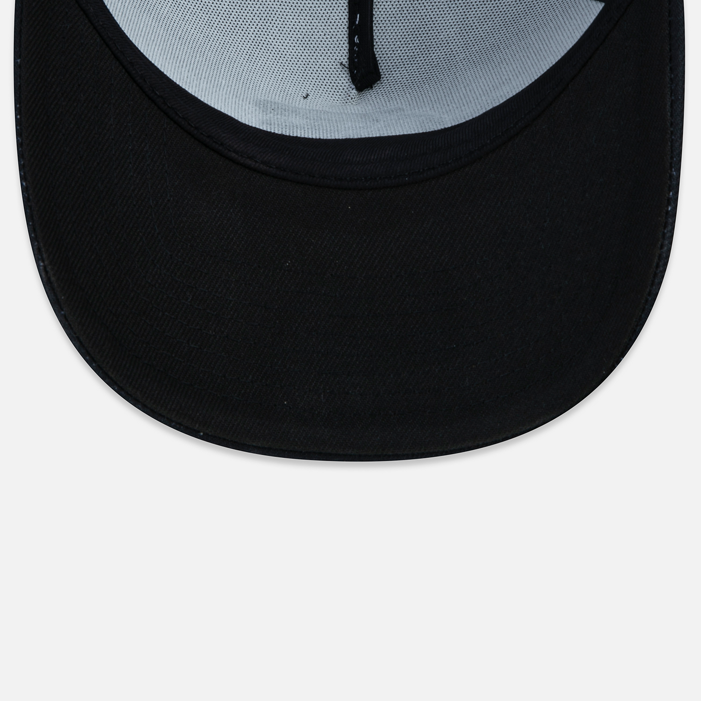 Boné 9Forth Trucker Furia x New Era Spray Preto e Branco